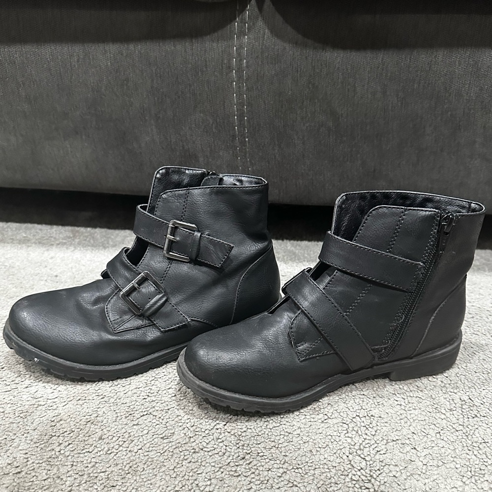Size 4 girls black ankle boots, zip up